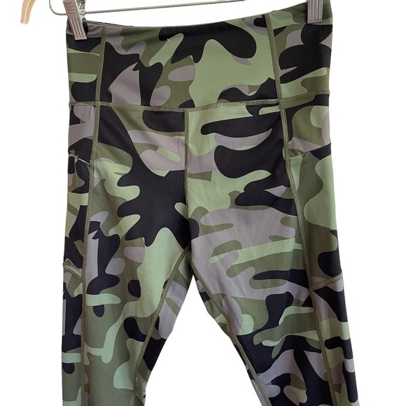 ZYIA Active Green Camo Pocket Light n Tight Hi-Rise Leggings, Size 6-8 - Picture 5 of 9
